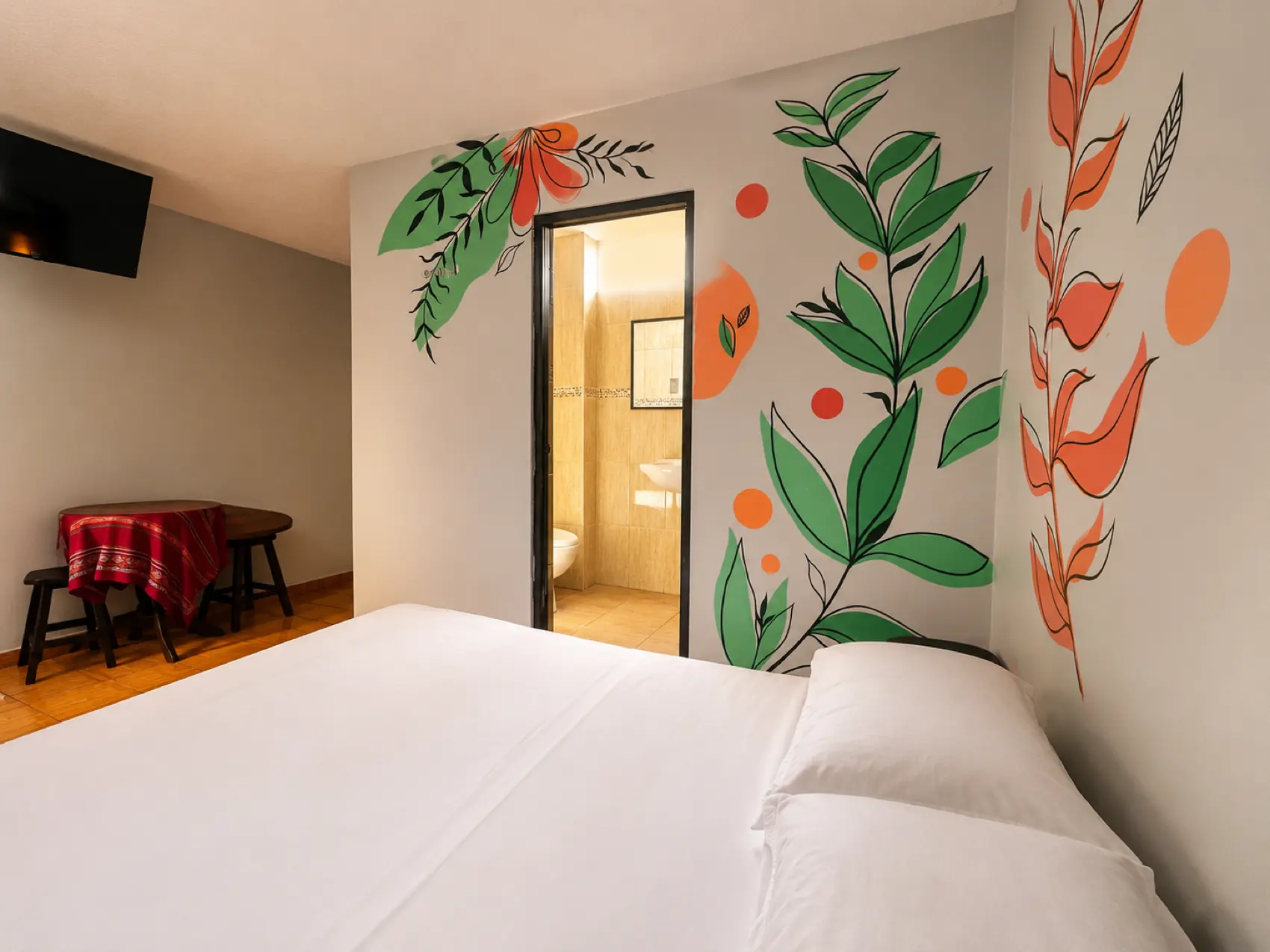 Baño privado de una habitación del Llama Llama Hostel, con mural de enredadera pintado a mano